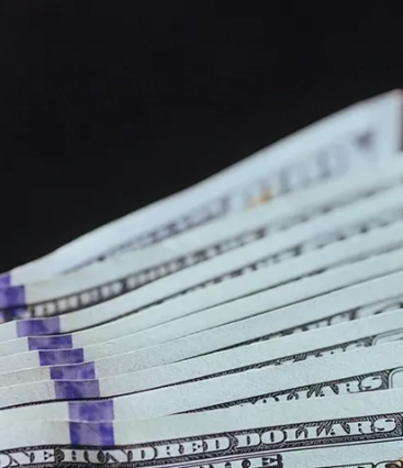 Dólar opera em queda, a R$ 5,58, e Bolsa cai antes de BC decidir juros