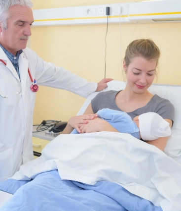 Como o acompanhamento médico é importante após uma cirurgia pós-parto?